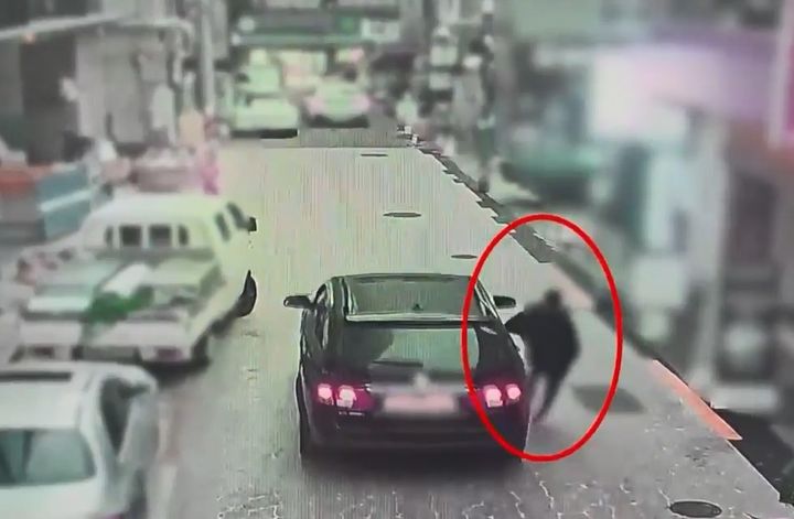 [부산=뉴시스] 운행 중인 차량에 고의로 신체를 부딪치는 모습. (사진=부산경찰청 제공) 2026.04.22. photo@newsis.com *재판매 및 DB 금지