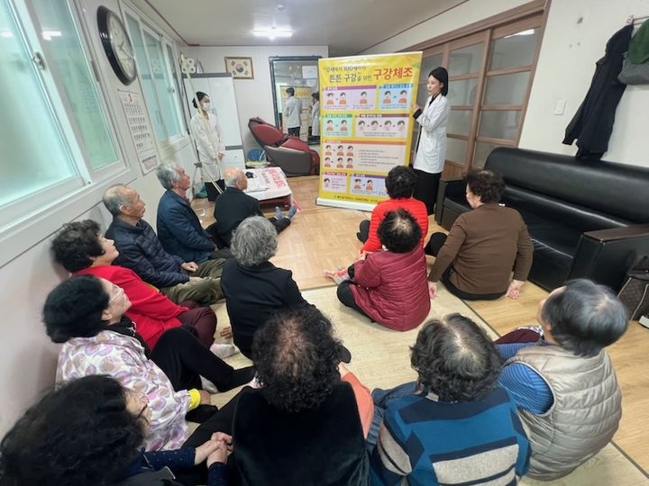 [울산=뉴시스] 울산 남구보건소가 노인 인구 급증에 대비하고 어르신들의 건강관리를 돕기 위해 지역 내 경로당과 노인복지관을 대상으로 '찾아가는 어르신 건강홍보관'을 운영한다. (사진=울산 남구보건소 제공) photo@newsis.com *재판매 및 DB 금지