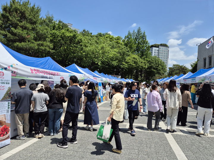 [진주=뉴시스] 2025년 서울 서초구 '농특산물 장터'.(사진=진주시 제공).2026.04.22.photo@newsis.com *재판매 및 DB 금지