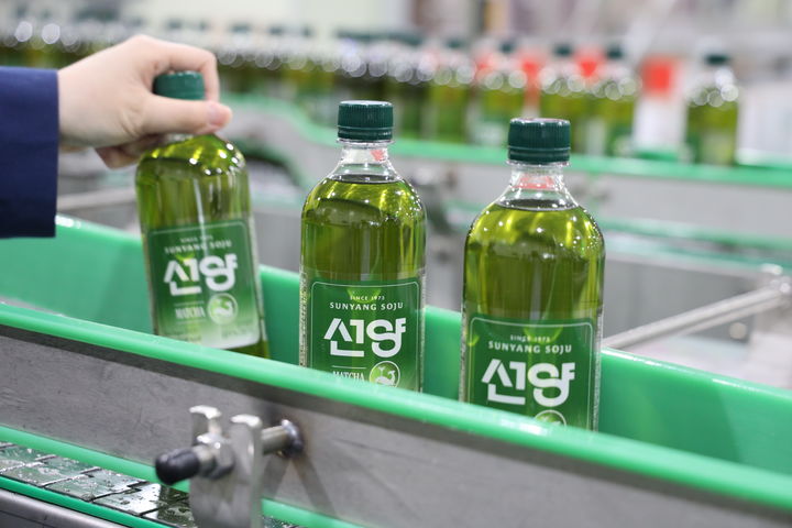 [대전=뉴시스] 선양소주가 국내 최초 말차 소주인 '선양 말차'를 출시했다.(사진=선양소주 제공) *재판매 및 DB 금지