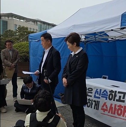 강득구 더불어민주당 최고위원이 22일 이언주 민주당 최고위원과 함께 국회 본청 앞 안호영 민주당 의원의 단식 농성장 앞에서 기자간담회를 진행하고 있다. (사진=강득구 의원 페이스북 캡처) *재판매 및 DB 금지