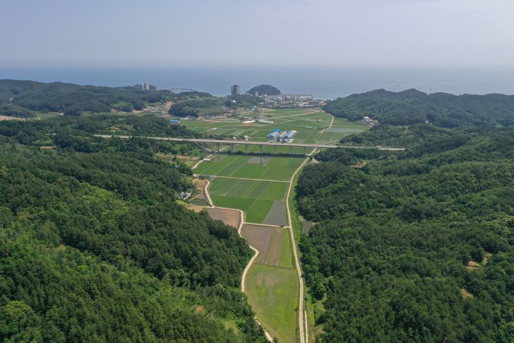 [양양=뉴시스] 강원 양양군 인구지구 대구획 경지정리사업 현장. (사진=양양군 제공) 2026.04.22. photo@newsis.com *재판매 및 DB 금지