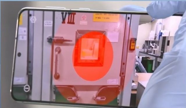 [서울=뉴시스] 성균관대 ICT센터가 개발한 시스템으로 방사선 사전 누출여부를 휴대폰으로 확인하는 모습이다. (사진=성균관대 제공) 2026.04.22. photo@newsis.com *재판매 및 DB 금지