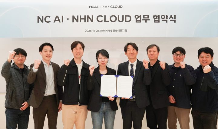NC AI와 NHN 클라우드 관계자들이 MOU 기념 사진 촬영을 하는 모습. 사진 왼쪽 네번째부터 이연수 NC AI 대표, 김동훈 NHN클라우드 대표 (사진=NHN클라우드 제공) *재판매 및 DB 금지