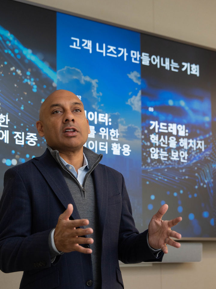 [서울=뉴시스] AWS는 22일 서울 강남구 AWS 코리아 사무실에서 기자간담회를 열었다. 사진은 라훌 파탁 AWS 데이터 및 인공지능(AI) GTM 부문 부사장. (사진=AWS 제공) *재판매 및 DB 금지