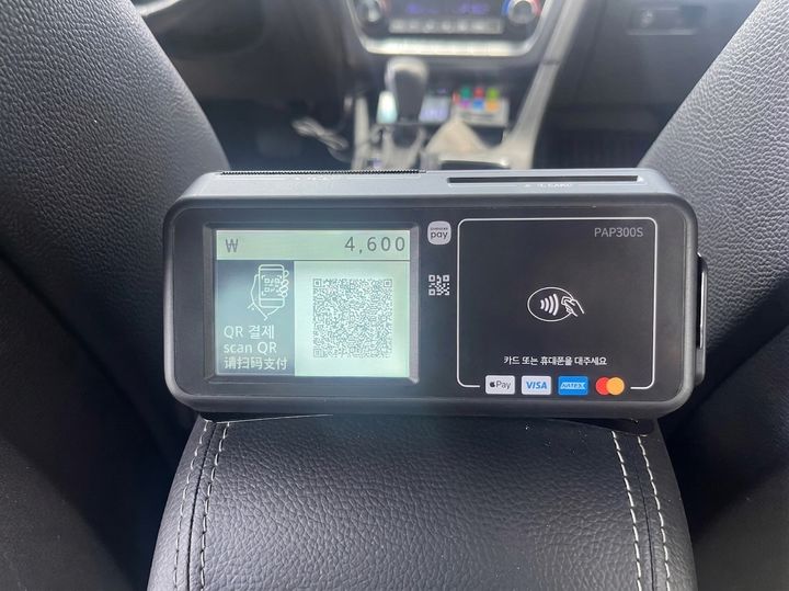 [강릉=뉴시스] 강릉시가 지원하는 택시 뒷좌석 결제단말기 모습.(사진=강릉시 제공)photo@newsis.com *재판매 및 DB 금지