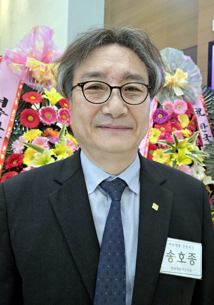 [여수=뉴시스] 송호종 21대 한국예총 여수지회장이 여수 히든베이 호텔에서 열린 취임식에 앞서 인사하고 있다. 2026.04.22. kim@newsis.com *재판매 및 DB 금지