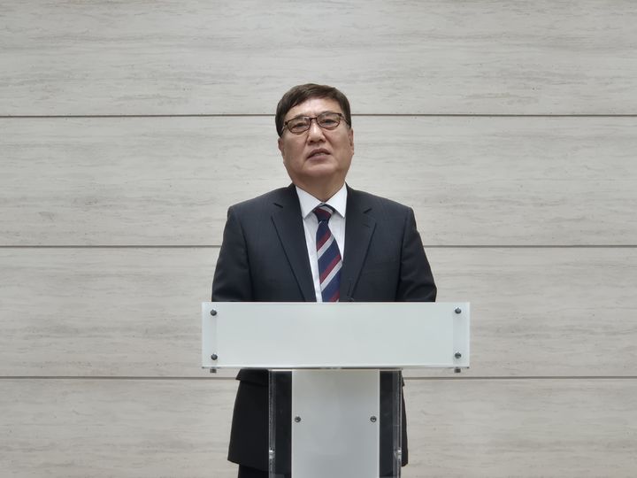 조동욱 충북교육감 예비후보가 22일 충북교육청 브리핑실에서 기자회견을 하고 있다.2026.04.22.kipoi@newsis.com *재판매 및 DB 금지