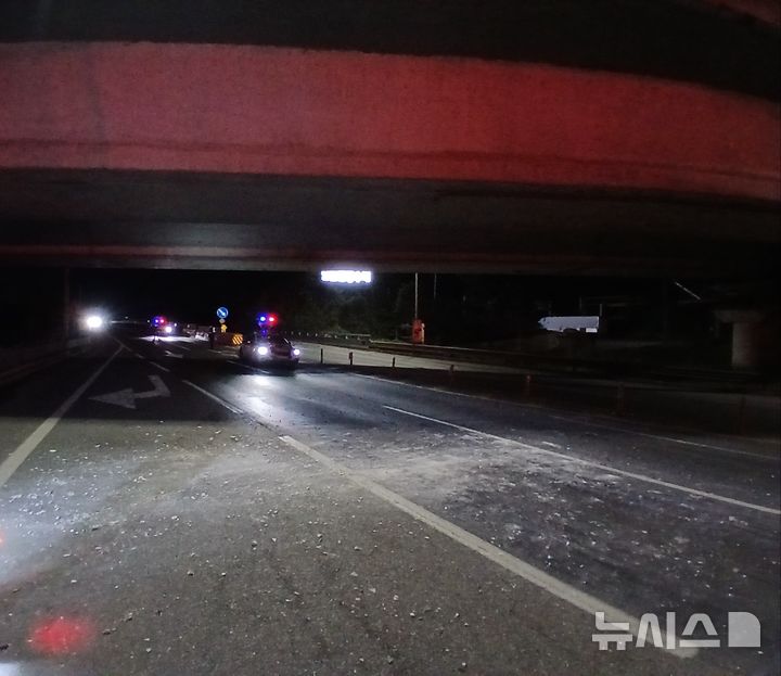 [진천=뉴시스] 22일 오전 충북 진천군의 한 도로에서 교량의 콘크리트 파편이 떨어져 차량 통행이 한때 통제됐다. (사진= 진천소방서 제공) 2026.04.22. photo@newsis.com *재판매 및 DB 금지