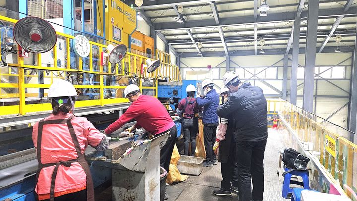 [평창=뉴시스] 물리·화학적 요인으로부터 근로자 건강 보호와 작업환경 개선을 위해 진행한 상반기 작업환경측정 모습. (사진=평창군 제공) 2026.04.22. photo@newsis.com *재판매 및 DB 금지