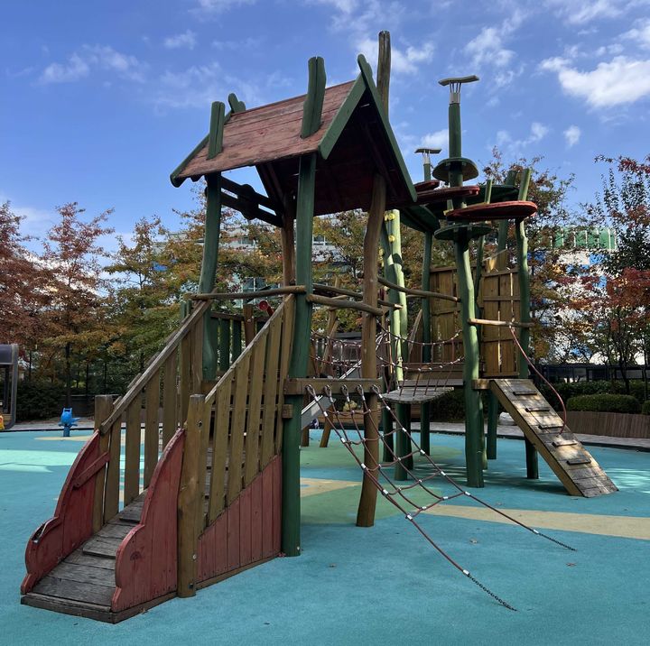 [서울=뉴시스]어린이놀이터 보수 사진. (사진=서초구 제공) 2026.04.22. photo@newsis.com *재판매 및 DB 금지