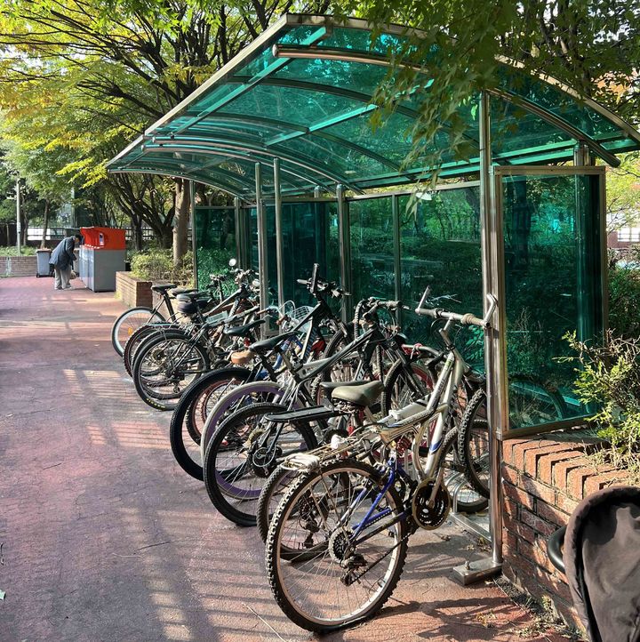 [서울=뉴시스]자전거보관대 보수 사진. (사진=서초구 제공) 2026.04.22. photo@newsis.com *재판매 및 DB 금지