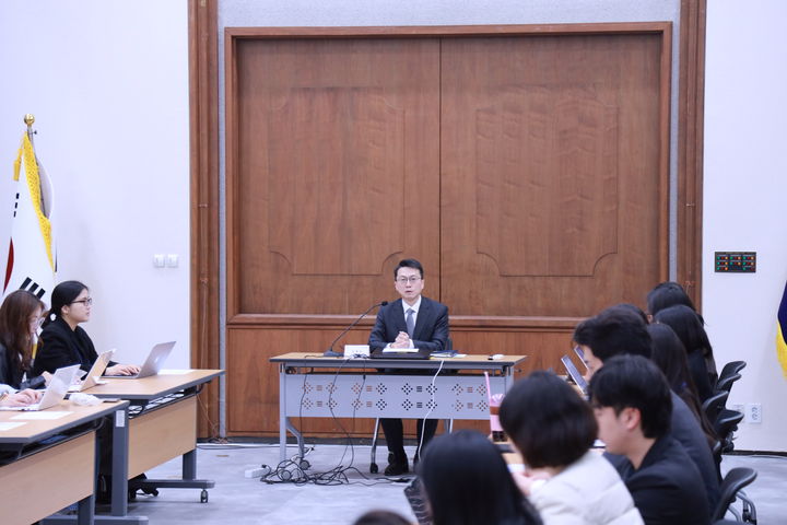 [서울=뉴시스] 윤석열 전 대통령의 내란 우두머리 사건 등 3대 특검의 항소심을 맡은 서울고등법원이 신속한 재판을 위한 행정지원 중이라고 밝혔다. 사진은 서울고법 기자간담회에서 발언 중인 유제민 서울고법 공보관. (사진=서울고법 제공) 2026.04.22. *재판매 및 DB 금지