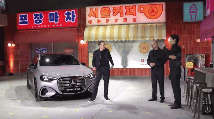 [서울=뉴시스] 메르세데스-벤츠가 지난 20일 오후 서울 성동구 XYZ에서 신형 전기 C-클래스 세계 최초 공개 행사를 진행하고 있다. (사진=벤츠 유튜브) 2026.4.22. photo@newsis.com *재판매 및 DB 금지
