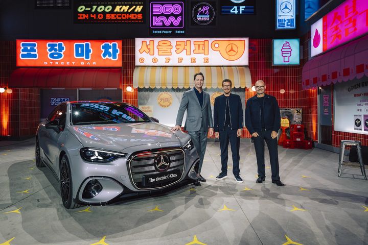 [서울=뉴시스] 올라 칼레니우스 메르세데스-벤츠 회장이 지난 20일 오후 서울 성동구 XYZ에서 열린 C-클래스 월드 프리미어 행사장의 '네온사인' 무대에서 차량과 기념 사진을 촬영하고 있다. (사진=벤츠코리아 제공) 2026.4.22. photo@newsis.com *재판매 및 DB 금지