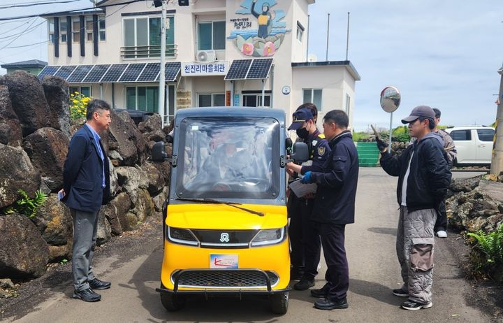 [제주=뉴시스] 우도 차량 운행제한 위반 단속. (사진=제주도 제공) *재판매 및 DB 금지