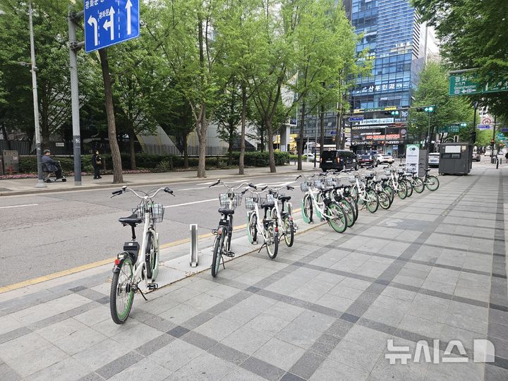 [서울=뉴시스]정재훈 인턴기자=지난 22일 오전 7시께 서울 지하철 2호선 시청역 인근 공공자전거 '따릉이' 대여소 모습. 2026.04.23 photo@newsis.com