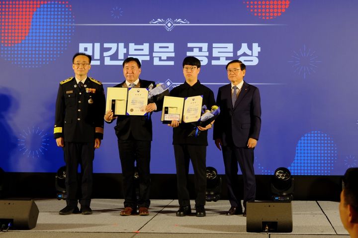 [진주=뉴시스]진주소방서, 강보전 공로상 수상.(사진=진주소방서 제공).2026.04.22.photo@newsis.com *재판매 및 DB 금지