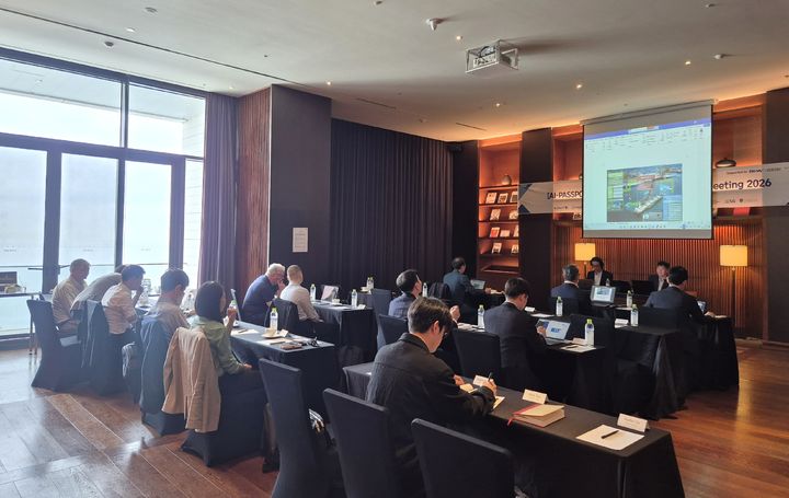 [부산=뉴시스] 산업통상자원부와 한국산업기술진흥원이 지원하는 '인공지능(AI) 기반 선박·항만 디지털 플랫폼 개발(AI-PASSPORT)' 과제 관련 기관인 케닛, 부산항만공사(BPA), 세종대, 한화오션 등 관계자 25명이 22일 부산에 모여 중간 성과 점검 워크숍을 진행하고 있다. (사진=BPA 제공) 2026.04.22. photo@newsis.com *재판매 및 DB 금지