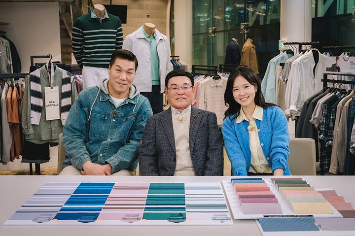 [부산=뉴시스] 세정그룹 박순호 회장이 EBS 프로그램 '서장훈의 이웃집 백만장자' 출연을 기념한 사진 촬영을 하고 있다. (사진=세정그룹 제공) 2026.04.22. photo@newsis.com *재판매 및 DB 금지