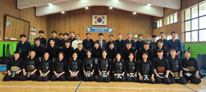 [부산=뉴시스] 부산구치소 연무관에서 제4회 부산구치소장배 친선 검도 대회가 진행되고 있다. (사진=부산구치소 제공) 2026.04.22. photo@newsis.com *재판매 및 DB 금지