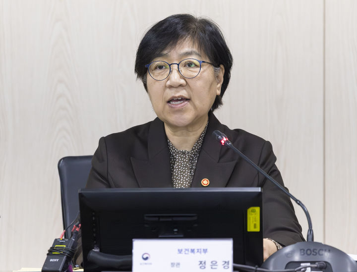 [세종=뉴시스]정은경 보건복지부 장관이 22일 강원 원주의 원주세브란스기독병원을 찾아 강원 응급환자 이송체계 간담회를 열고 지역 응급의료 현안을 점검했다. (사진=보건복지부 제공) 2026.04.22. photo@newsis.com *재판매 및 DB 금지