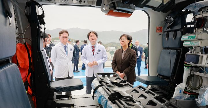 [세종=뉴시스]정은경 보건복지부 장관이 22일 강원 원주의 원주세브란스기독병원을 찾아 강원 응급환자 이송체계 간담회를 열고 지역 응급의료 현안을 점검했다. (사진=보건복지부 제공) 2026.04.22. photo@newsis.com *재판매 및 DB 금지