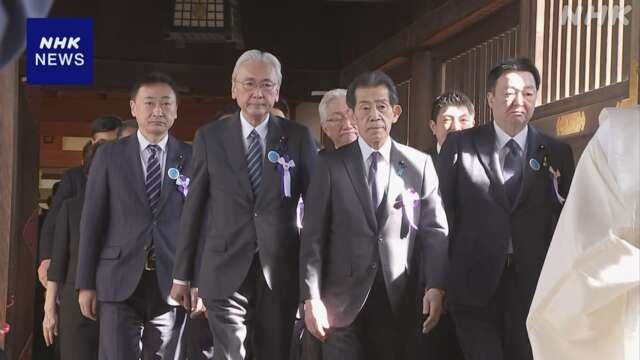 [서울=뉴시스]올해 춘계 예대제(4월21~23일)를 맞아 22일 일본 초당파 의원 연맹 ‘모두가 야스쿠니 신사를 참배하는 국회의원 모임’ 소속 의원들이 도쿄 야스쿠니 신사를 집단 참배하고 있다. 총 126명이 참배 행사에 참여한 것으로 알려졌다. <사진출처: NHK 캡쳐> 2026.04.22