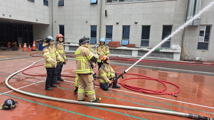 [대구=뉴시스] 대구 강서소방서는 내근 직원들을 대상으로 재난 현장 지원을 위한 훈련을 시행했다. (사진=대구 강서소방서 제공) 2026.04.22. photo@newsis.com *재판매 및 DB 금지