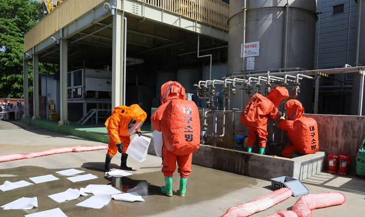 [대구=뉴시스] 대구 강서소방서는 달서구 대천동 니카코리아 공장에서 유해화학물질 누출 사고 대비 합동 특별구조훈련을 했다. (사진=대구 강서소방서 제공) 2026.04.22. photo@newsis.com *재판매 및 DB 금지