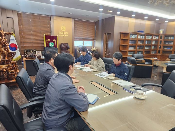 [양산=뉴시스] 양산지청은 최근 경영 악화로 대규모 임금 체불 사태가 발생한 양산 소재 대형유통업체를 점검하고 있다. (사진= 양산지청 제공) 2026.04.21. photo@newsis.com *재판매 및 DB 금지