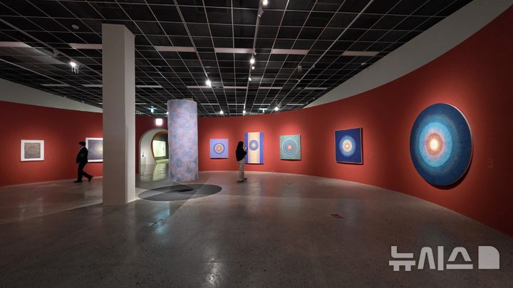 [청주=뉴시스] 사진 박현주 미술전문기자=22일 국립현대미술관 청주관에서 빛의 화가 방혜자 대규모 회고전이 언론에 공개됐다. 원형의 전시 공간으로 관람객을 맞이하는 이번 전시는 한불 수교 140주년 기넘전으로 마련됐다. 2026.04.22. hyun@newsis.com