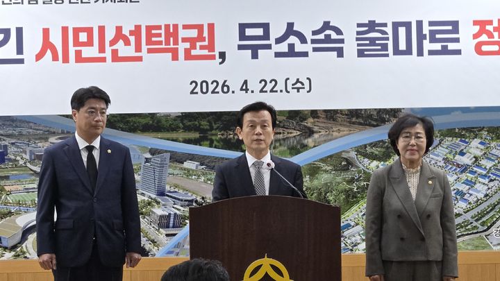 [진주=뉴시스] 정경규 기자 = 조규일 진주시장은 22일 진주시청 브리핑룸에서 기자회견을 열고 국민의힘을 탈당해 무소속 출마를 선언하고 있다.2026.04.22.jkgyu@newsis.com *재판매 및 DB 금지