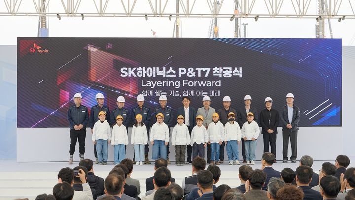 [서울=뉴시스] P&T7 착공식에서 참가자들이 기념 촬영을 하고 있다. (사진=SK하이닉스 제공). 2026.04.22. photo@newsis.com *재판매 및 DB 금지
