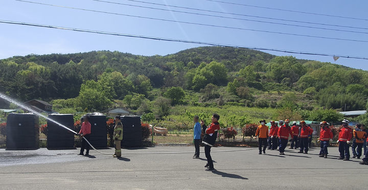 [창녕=뉴시스] 화재 초기 진화를 위한 비상소화장치 활용 합동훈련을 진행하고 있다. (사진= 창녕군 제공) 2026.04.21. photo@newsis.com *재판매 및 DB 금지