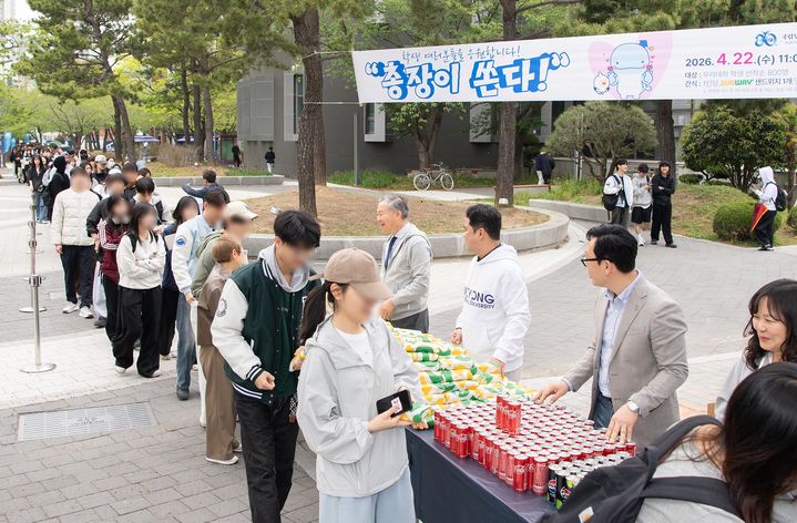[부산=뉴시스] 국립부경대학교는 22일 오전 부산 남구 대학 내 청운관 앞 백경광장에서 무료 간식 나눔 행사 '총장이 쏜다'를 개최했다고 밝혔다. (사진=부경대 제공) 2026.04.22. photo@newsis.com *재판매 및 DB 금지