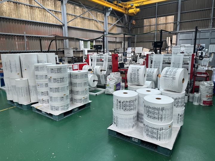 [울산=뉴시스] 울산시 남구가 중동 전쟁 장기화에 따른 종량제봉투 수급 불안 현상을 해소하기 위해 판매소별 전년도 판매실적을 기준으로 공급 물량을 확대 조정한다. 사진은 울산 남구의 한 종량제봉투 제조업체 내부 모습. (사진=울산 남구 제공) photo@newsis.com *재판매 및 DB 금지