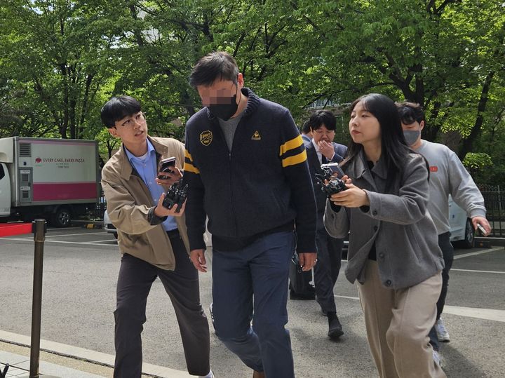 [서울=뉴시스] 이태성 기자 = 자본시장법 위반, 뇌물공여 혐의를 받는 재력가 이모씨가 22일 오후 서울남부지법에 구속심사를 위해 출석하고 있다. 2026.04.22. victory@newsis.com *재판매 및 DB 금지