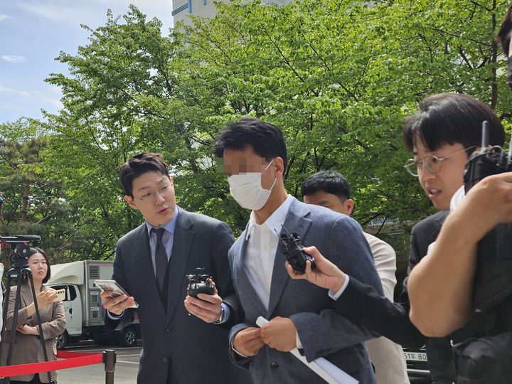 [서울=뉴시스] 이태성 기자 = 뇌물수수, 공무상비밀누설 혐의를 받는 A 경감이 22일 오후 서울남부지법에 구속심사를 위해 출석하고 있다. 2026.04.22. victory@newsis.com *재판매 및 DB 금지