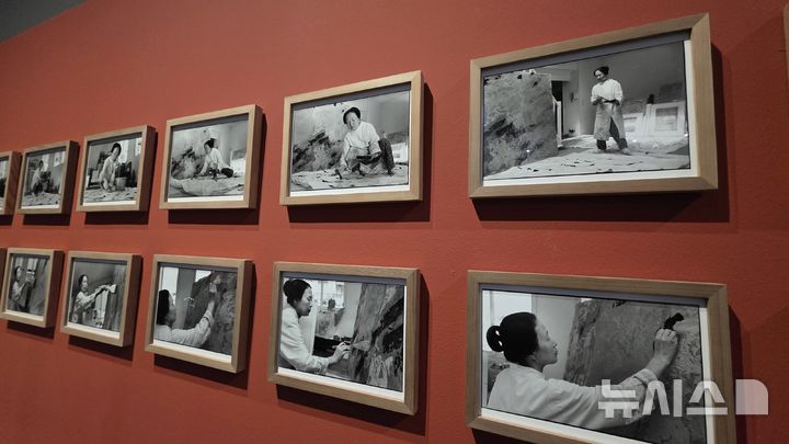 [청주=뉴시스] 박현주 미술전문 기자 = 22일 국립현대미술관 청주관에서 ‘빛의 화가’ 방혜자 대규모 회고전이 언론에 공개됐다. 아카이브 공간에는 작가의 작업 장면이 흑백 사진으로 남아 있다. 2026.04.22. hyun@newsis.com.