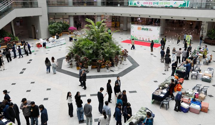 [대전=뉴시스] 정부대전청사 중앙홀에서 열리는 '2026년 봄철 산나물 특별 판매전' 모습.(사진=산림조합중앙회 제공) *재판매 및 DB 금지