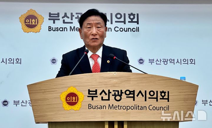 [부산=뉴시스] 원동화 기자 = 신정철(해운대구1) 부산시의원이 국민의힘 부산시당 공천관리위원회(공관위)의 공천 결과에 반발하며 22일 부산시의회 브리핑룸에서 기자회견을 열고 국민의힘 탈당과 무소속 출마를 선언했다. 2026.04.22. dhwon@newsis.com