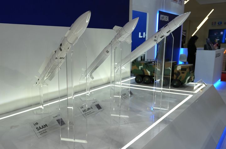 [쿠알라룸푸르=뉴시스] 'DSA 2026' LIG D&A 부스의 천궁과 해궁. (사진=한국방위산업진흥회 제공) 2026.04.22. *재판매 및 DB 금지