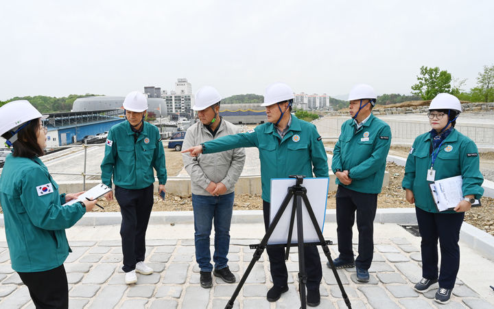 [창녕=뉴시스] 심상철 권한대행이 군청 주차장 설치사업 공사 현장을 점검하고 있다. (사진= 창녕군 제공) 2026.04.21. photo@newsis.com *재판매 및 DB 금지