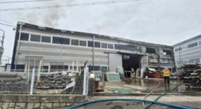 경산시 압량읍 가구유리 제조공장 화재 (사진=독자제공) *재판매 및 DB 금지