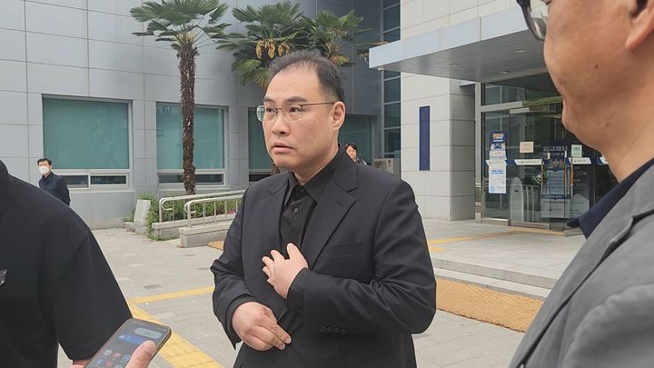 [진주=뉴시스] 이민재 BGF로지스 대표가 22일 진주고용지청 앞에서 기자들의 질문에 답하고 있다.(사진=독자 제공).2026.04.22.photo@newsis.com *재판매 및 DB 금지