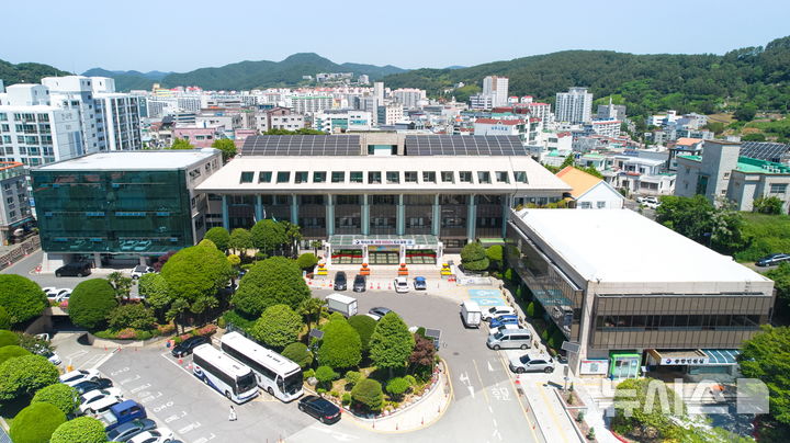 [통영=뉴시스] 신정철 기자= 경남 통영시가 중동 전쟁 위기에 따른 고유가와 고금리 등으로 어려움을 겪는 시민들을 위해 '통영시 민생회복지원금 지급'을 추진하는 등 역대 최고 수준의 민생 지원에 나선다고 22일 밝혔다.사진은 통영시청 전경.(사진=뉴시스DB).2026.04.22. sin@newsis.com