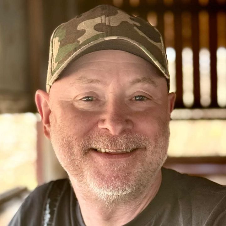 [서울=뉴시스] 남아프리카공화국의 한 사파리 운영자가 야생 코끼리의 돌진에 숨지는 사고가 발생했다. (사진=게리 프리먼 페이스북 캡처)