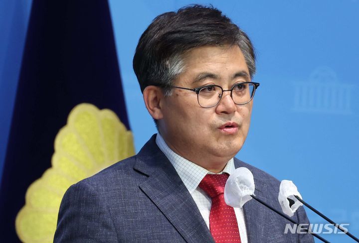 [서울=뉴시스] 조성봉 기자= 함운경 국민의힘 서울시 마포을 당협위원장이 지난 2024년 6월 25일 오후 서울 여의도 국회 소통관에서 국민의힘 최고위원 출마 선언을 하고 있다. 2024.06.25. suncho21@newsis.com *재판매 및 DB 금지