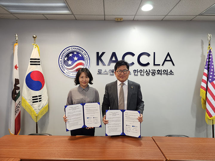 [아산=뉴시스] 순천향대학교가 21일(현지시간) 미국 로스앤젤레스(LA) 한인상공회의소와 글로벌 인재 양성을 위한 업무협약을 체결했다. (사진=순천향대 제공) 2026.04.22. photo@newsis.com *재판매 및 DB 금지